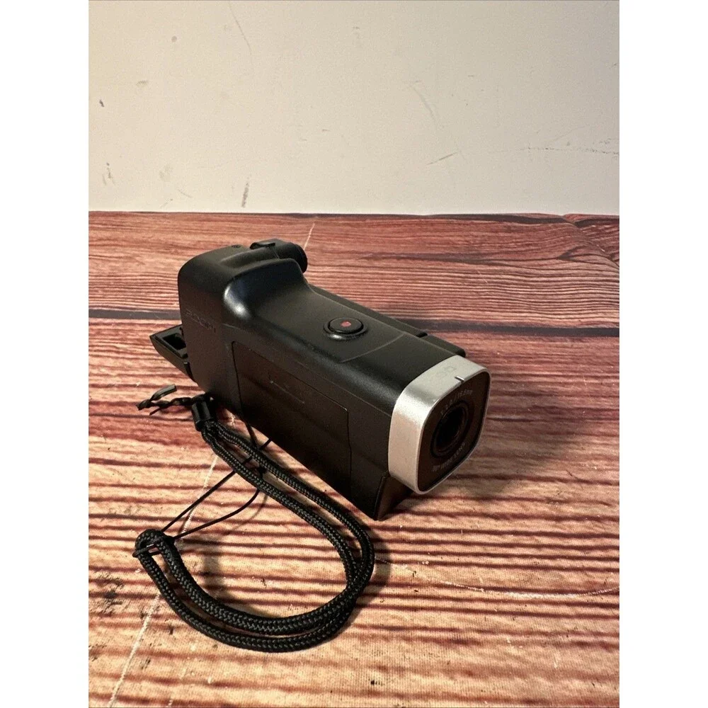 Zoom Q8 handy video recorder W/ Battery - WORKING